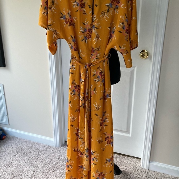 Women’s size medium, gold floral, zip back/ button closure jumpsuit - Picture 5 of 7